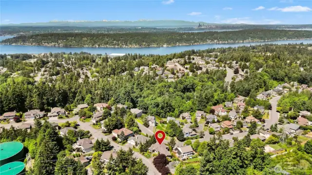 Convenient location and access to 405, I90, trails, coffee, groceries and more!
