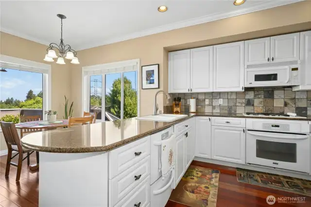 Solid surface island counter. Gas range. Dual dishwasher