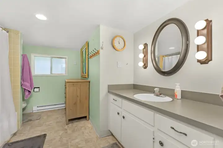 Huge upper full bathroom