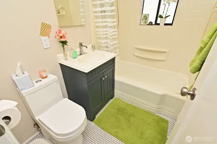 Full bath with penny round tile floor.
