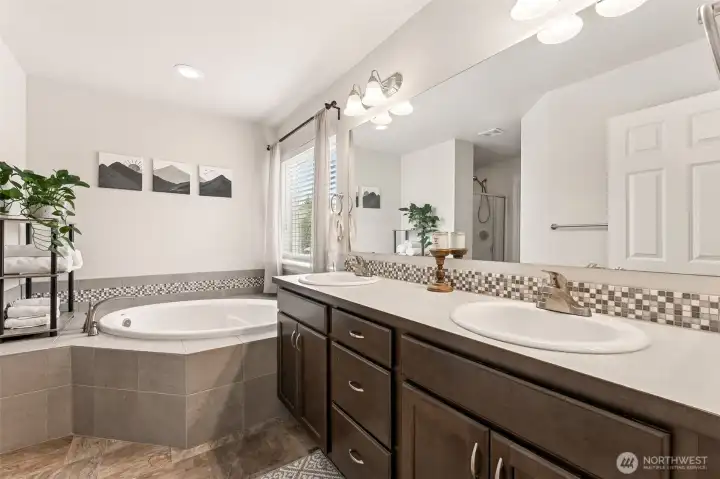Primary ensuite full 5-piece bath, you will love all the details from this great local builder.