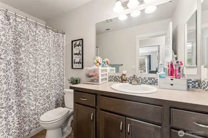 Upstairs kids/guest full bath.