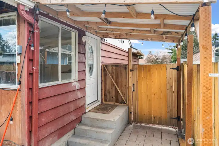 Side entry leading to kitchen and dog run