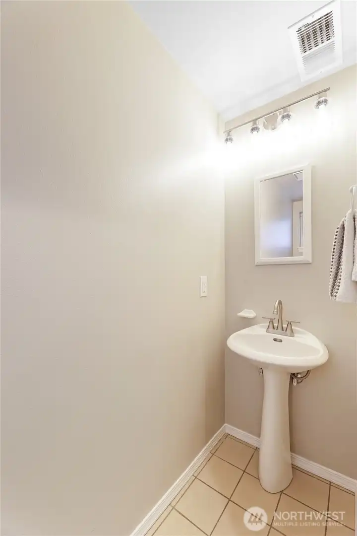 Main floor 1/2 bath