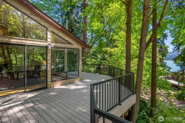 Large Wrap-Around Deck Large Wrap-Around Deck