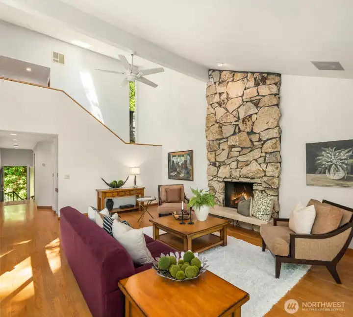 Living Room w/Vaulted Ceilings Living Room w/Vaulted Ceilings