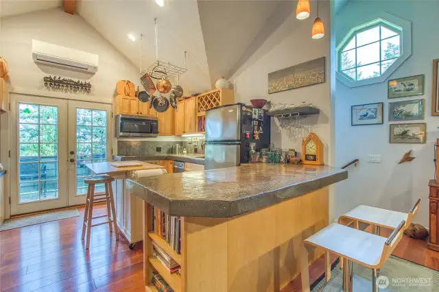 Plenty of natural light shines on this open floor plan in the guest studio. Vaulted ceilings throughout, french doors open up to private deck (new). Well appointed kitchen welcomes imagination and entertaining.