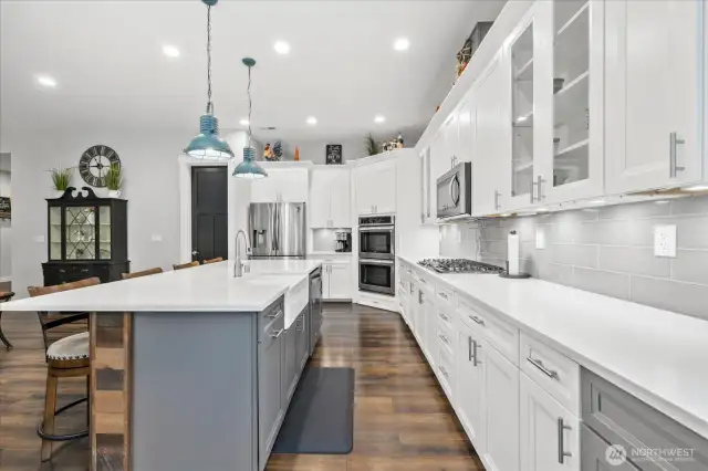 This island is a massive 8x4ft island offers room galore!