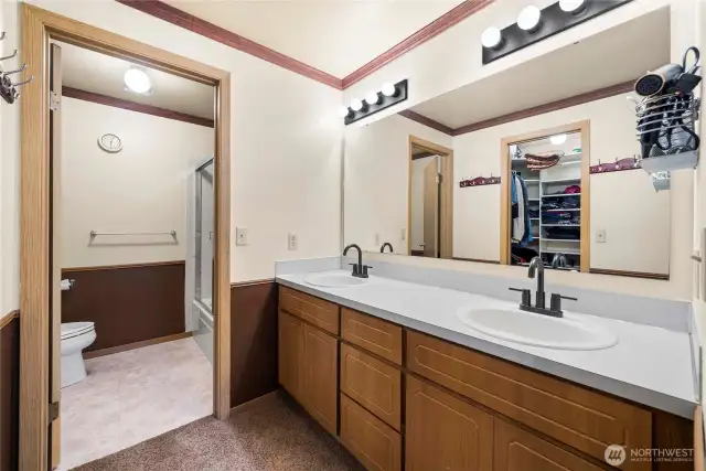 Full primary bathroom