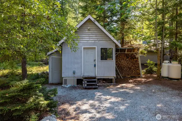Shed/shop with room to work and generator