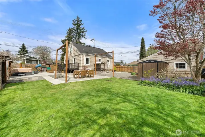 Beautifully landscaped yard!