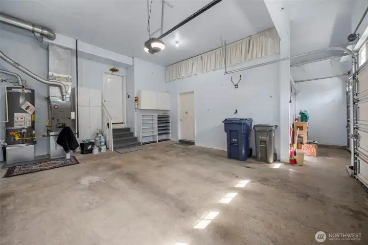 Garage w/ addtl room