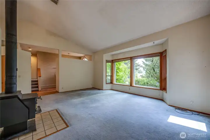 vaulted ceiling, large windows allowing the sunrays to come in