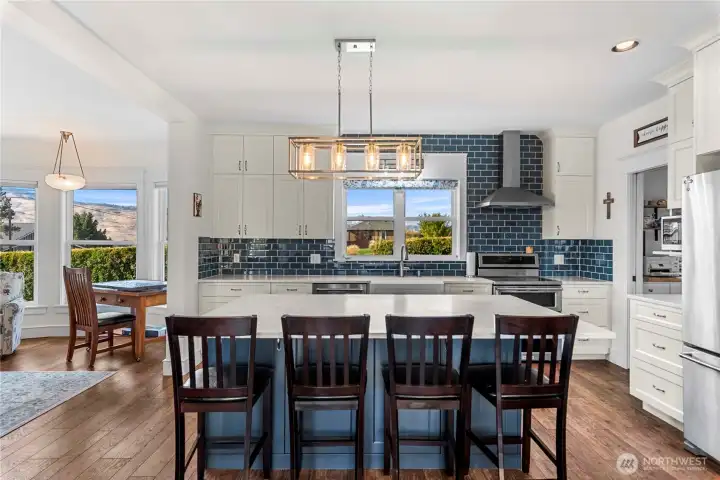 Kitchen with breakfast bar
