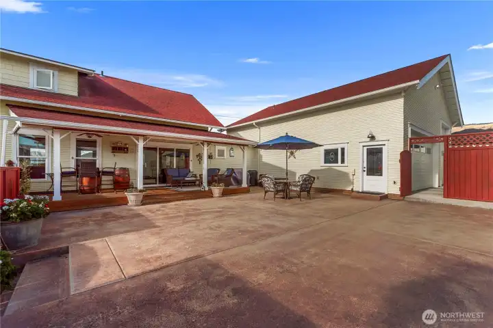 Rear fully fenced patio area