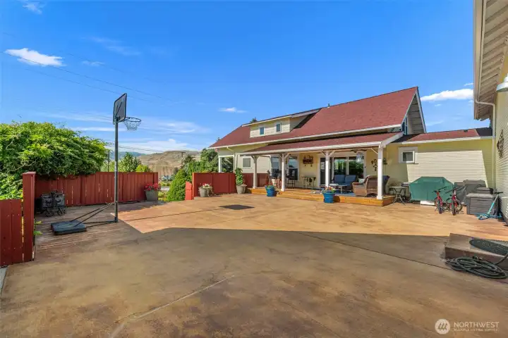 Rear fully fenced patio area