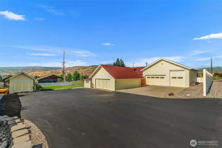 NO HOA - Room to park all your toys