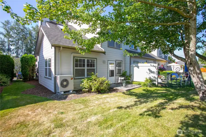 Quiet and ample backyard allows for picnics, pets, and play! Quiet and ample backyard allows for picnics, pets, and play!