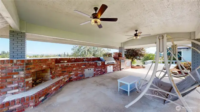 Stunning covered yard perfect for hosting gatherings while enjoying breathtaking views of the surrounding landscape