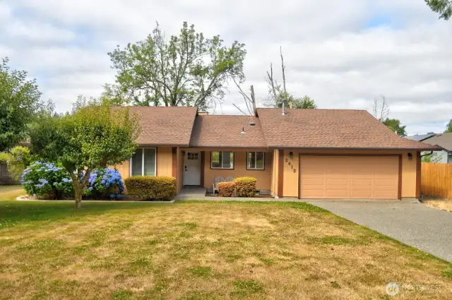 Like new rambler in quiet location with 77 ft waterfront on Chambers Lake.