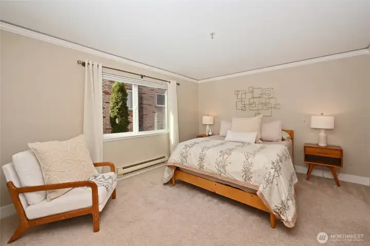 Great size Primary bedroom w/ walk in closet