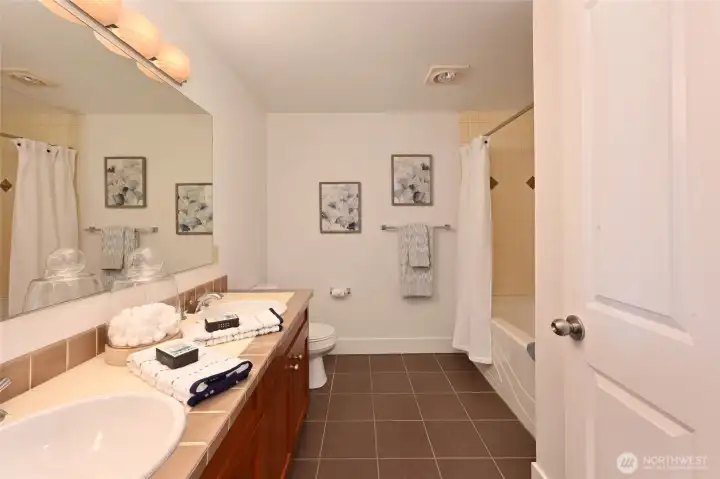Large main bath with double sinks, tub/shower