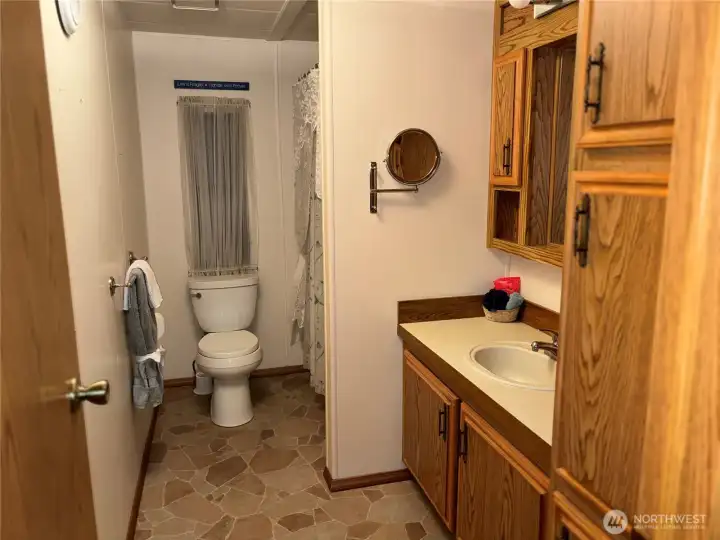 Full bathroom nestled between bedrooms