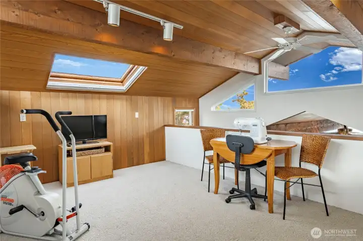 Loft above the den for a studio, hobby room, bring the imagination