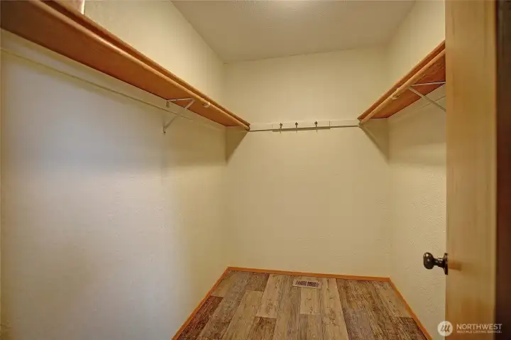 Guest Room Walk-In Closet~