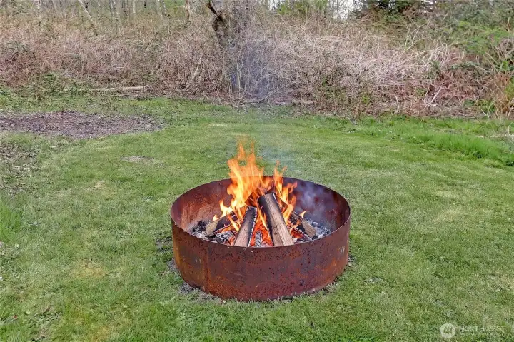 Fun Trails and Gathering Spots Throughout this accessible, usable Acreage~