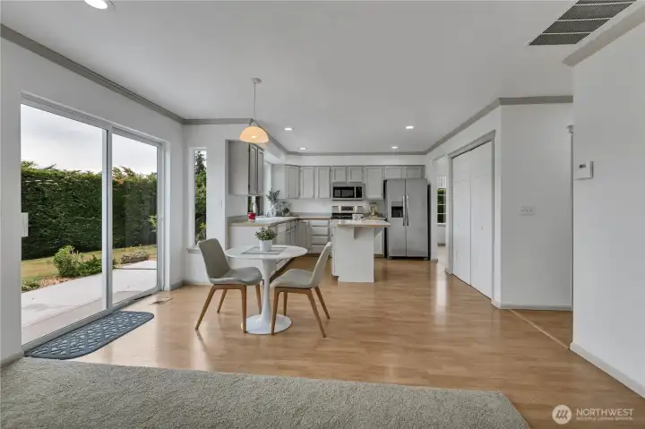 Nice open concept family room & kitchen