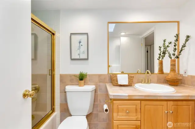 Full bath with access from the primary or hallway.