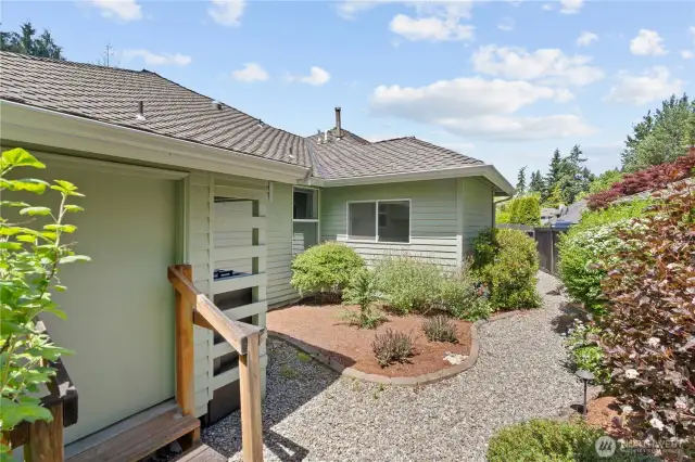 Even the side of the yard is immaculately maintained!