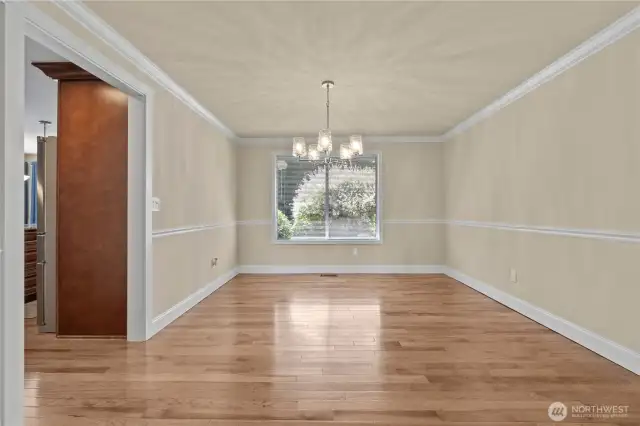 From the living room we have the generously sized dining room!
