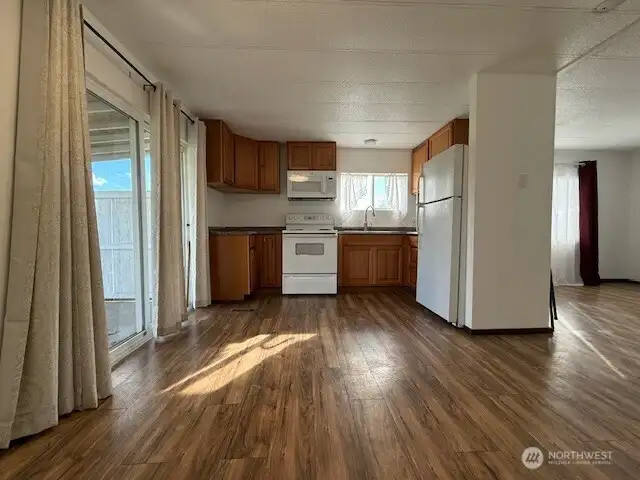 Kitchen w eating space