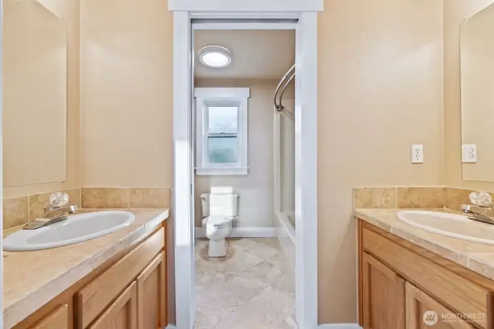 Guest bath w/ 2 sinks