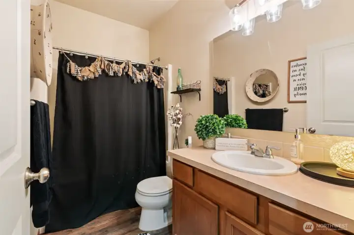 2nd bath or guest bath.