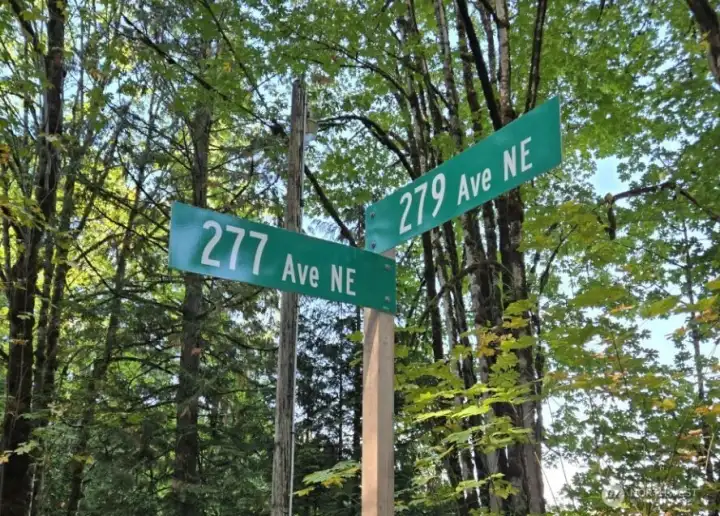 Shared driveway entrypont landmark is sign as shown.