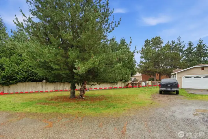 Red arrows show the sprawling size of the .40-acre lot