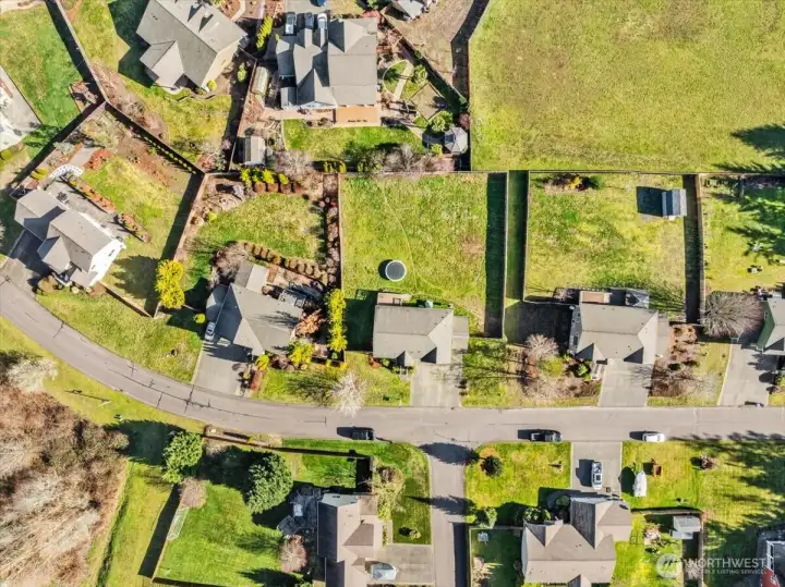 Community field partly behind property and field path on the side of property