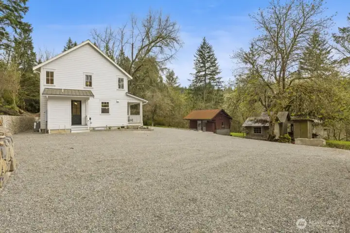 Tons of parking space for all your cars, RV and toys!