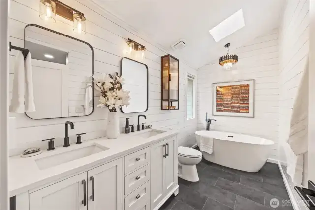Primary 5-piece ensuite bath