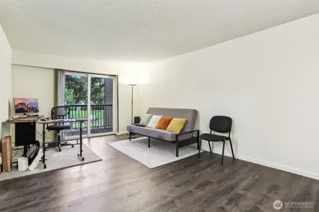 Gorgeous Fully updated unit!  Clean & Modern with tons of natural light!