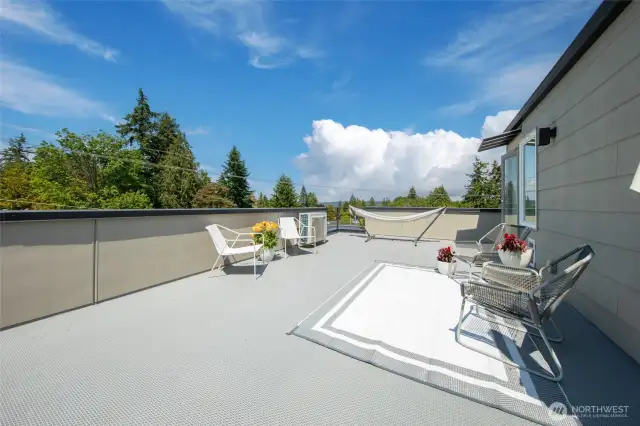The rooftop deck invites you to soak in sweeping views of the water, Olympic Mountains, city skyline, and Puget Sound.