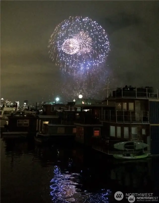 Spectacular view of July 4th fireworks on Lake Union.  Don't fight the traffic!  Watch from your houseboat.