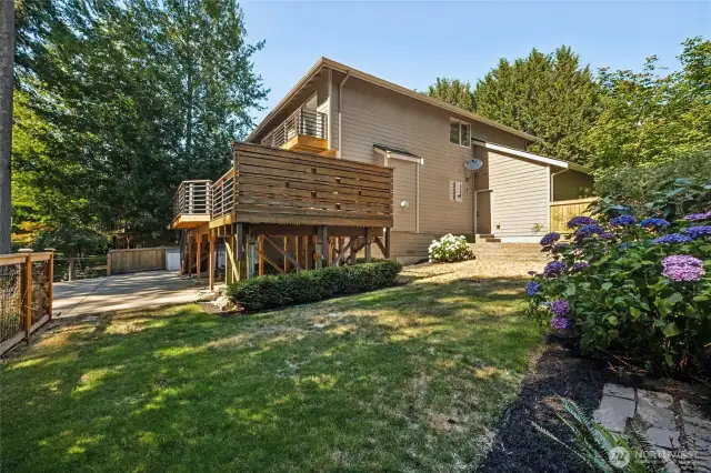 Ample side yard - great for outdoor fun, furry friends, or planting your favorite blooms.