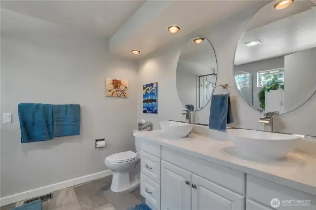Upper Floor Primary En Suite Bath