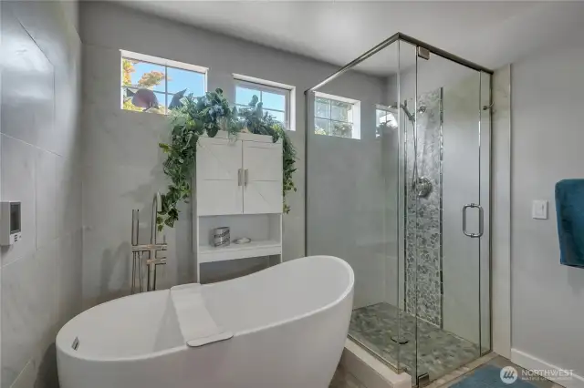 Upper Floor Primary En Suite Bath
