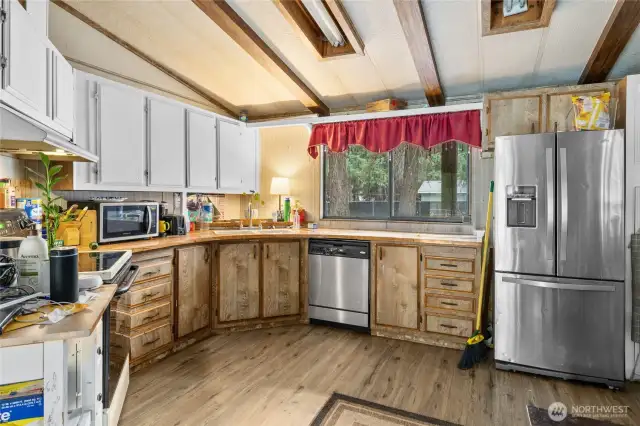 Upgraded stainless steel dishwasher & refrigerator