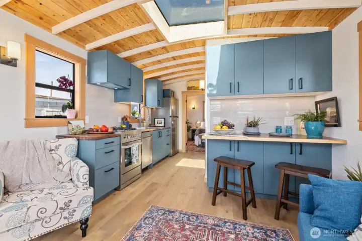 Eat-in breakfast bar or great place for your home office